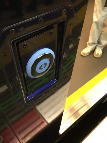 相鉄新車両の開閉ボタン