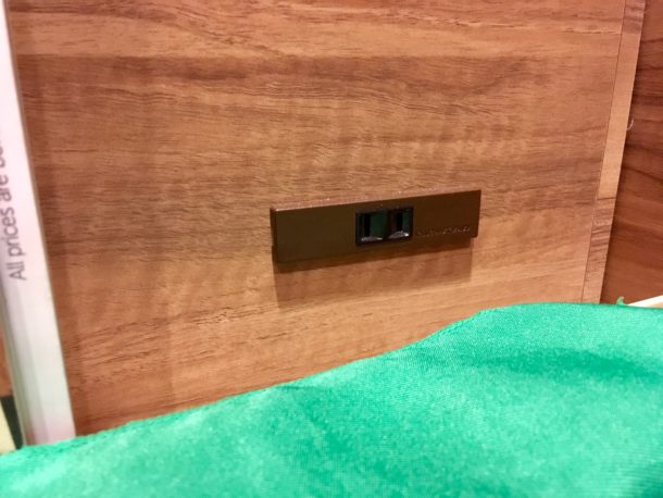 各席に電源が確保されている