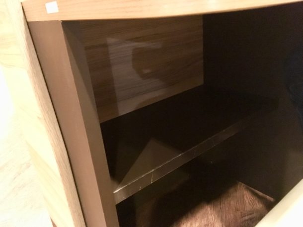 1人席下に荷物置きがある