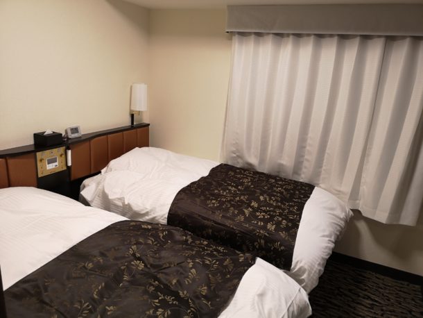 狭い客室、低い天井、ウサギ小屋かな?